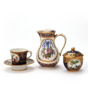 Tre dele Sèvres porcelæn, dekoreret i farver og guld. 18. årh. H. 9-16 cm. 3