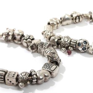 Pandora To armbånd af sterlingsølv, prydet med i alt 30 kuglevedhæng af sterlingsølv. L. 19,5. 2