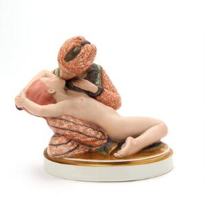 Gerhard Henning Eventyr nr. 3. Figur af porcelæn, dekoreret i overglasurfarver og guld. Juliane Maries mærke. Royal Copenhagen. H. 19.