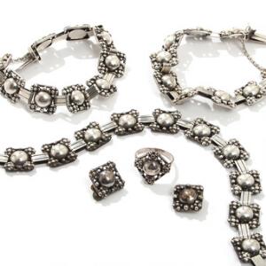 Chr. Veilskov Smykkesæt af sølv, bestående af halskæde, to armbånd, ring og et par øreklips. L. 40 og ca. 20. Ringstr. 56. 6