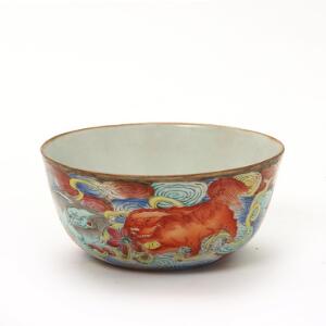 Kinesisk skål af porcelæn, dekoreret med fo-hunde. Tongzhi 1862-1873. H. 6 cm. Diam. 11 cm.