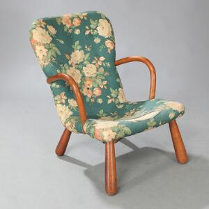 Ubekendt møbeldesign Armstol med armlæn samt kølleben af eg. Dybthæftet sæde samt ryg betrukket med blomstret stof.