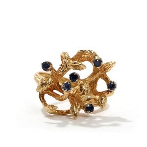 Italiensk safirring af 18 kt. guld, prydet med facetslebne safirer. Vægt 5,4 gr. Str. 55. Ca. 1950erne.