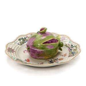 Frugt tallerken af porcelæn, gennembrudt og modeleret med granatæble og dekoreret i farver. Meissen, 19. årh. Diam. 26 cm.
