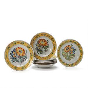7 Kellinghusen tallerkener af polykrom bemalet keramik. 19. årh. Diam. ca. 24 cm. 7