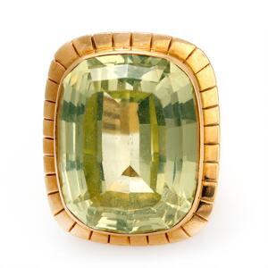 Ring af 14 kt. guld prydet med facetslebet lys grøn smykkesten. Str. 52.