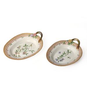 Flora Danica to asietter af porcelæn. 3540 og 3541. Royal Copenhagen. L. 22 og 25 cm. 2