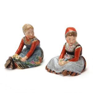 Fyen og Jylland to egnsfigurer af porcelæn, dekoreret i overglasurfarver. Royal Copenhagen. H. 11 cm. 2