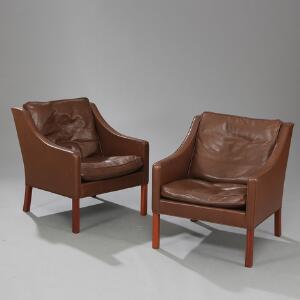 Børge Mogensen Et par lænestole med ben af mahogni, betrukket med brunt skind. Udført hos Fredericia Stolefabrik. 2