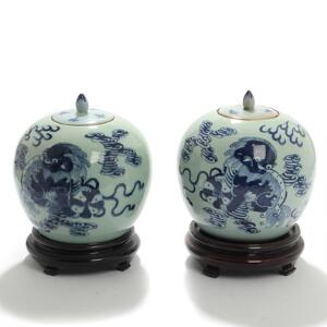 Et par kinesiske bojaner af porcelæn, dekoreret i blåt med fo-hunde og skyformationer. 19.-20. årh. H. ekskl. sokkel 23. 2
