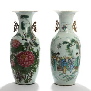 To orientalske gulvvaser af porcelæn, dekorerede i farver og guld. 19.-20. årh. H. 57 og 56,5. 2