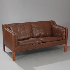 Børge Mogensen Fritstående to-personers sofa med ben af mahogni. Sider, ryg samt løse hynder betrukket med brunt farvet bøffelskind.