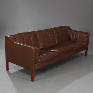 Børge Mogensen Fritstående tre-pers. sofa med ben af mahogni. Sider, ryg samt løse hynder betrukket med brun skind. Model 2213.