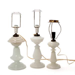 Tre petroleumslamper af opaline og mælkehvidt glas omlavet til lamper. 19. årh.  H. uden montering 27-32 cm. 3