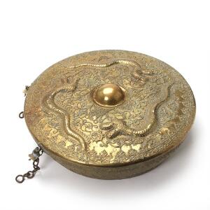 Gong Gong af messing støbt med tre drager og ornamentik. Thailand, 20. årh. Diam. 46 cm.
