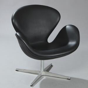 Arne Jacobsen Svanen. Hvilestol med drejestel på firpas fod af aluminium. Sider, sæde og ryg betrukket med sort skind. Model 3316.