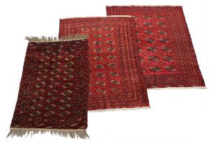 Semiantik turkmensk Bochara tæppe, klassisk design med güls samt to persiske Bochara tæpper. 159 x 102, 130 x 181 og 141 x 158. 3