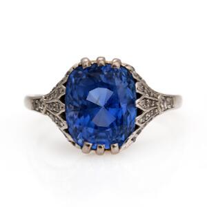 Safir- og diamantring af platin prydet med facetslebet safir omkranset af talrige enkeltslebne diamanter. Str. 50. Ca. 1930.