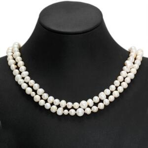 Perlehalskæde prydet med semibarokke ferskvands kulturperler. Perlediam. ca. 5-10 mm. L. ca. 144 cm.