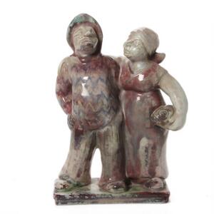 Michael Andersen Figurgruppe af lertøj modelleret i form af fisker og fiskerkone. Dekoreret med lustreglasur i hvidt, rødt og grønt. H. 32,2.