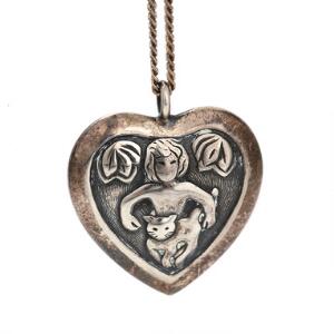 Henry Heerup Vedhæng af sterling sølv i form af hjerte prydet med motiv af barn med kat. L. ca. 3 cm. Kæde af sterling sølv medfølger. L. ca. 58 cm. 2