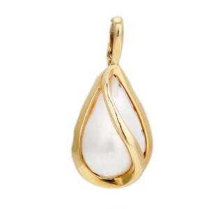 Perlevedhæng af 14 kt. guld prydet med mabéperle. L. ca. 3,5 cm.