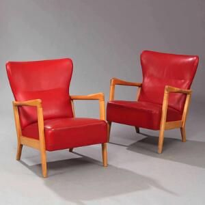 Fritz Hansen Et par lænestole med stel af bøg, sæde og ryg med betræk af rød vinyl. Udført hos Fritz Hansen. 2