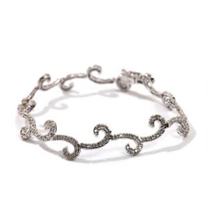 Diamantarmbånd af 18 kt. hvidguld, prydet med talrige brillantslebne diamanter. Vægt 9,1 gr. L. 16,7.