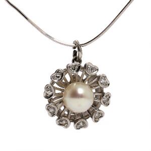 Perle- og diamantvedhæng af 14 kt. hvidguld, halskæde af 18 kt. hvidguld. Perlediam. 7,1 mm. Vedhæng L. 2. Kæde L. 40.
