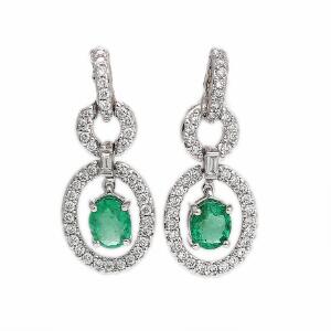 Et par smaragd- og diamantørestikker af 14 kt. hvidguld hver prydet med facetslebet smaragd og talrige brillantslebne diamanter. L. ca. 2 cm. 2