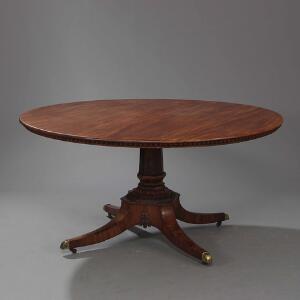Rundt senempire spisebord af mahogni, med firpas fodstykke monteret med messinghjul. Danmark eller Nordtyskland, ca. 1830. H. 77. Diam. 154.