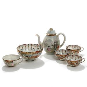Orientalsk thekande og kop samt tre kopper og skål af porcelæn, dekoreret i farver og guld. 20. årh.s begyndelse. Thekande H. 18. 6