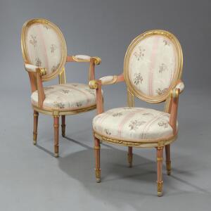 Et par armstole af bemalet og forgyldt træ, med let svungne armlæn. Dansk Louis XVI stil, 20. årh. 2