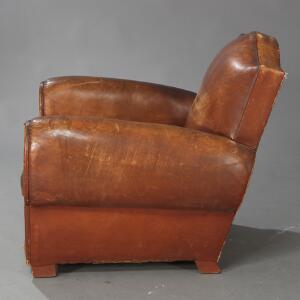 Vintage Club Chair med betræk af brunt skind. 20. årh.s begyndelse.
