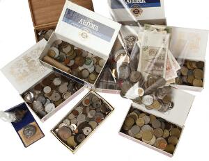 8 cigarkasser med større samling danske og udenlandske mønter og medailler, en hel del i sølv samt en del pålydende i DKK, Euro og andre valutaer