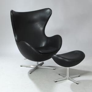 Arne Jacobsen Ægget. Hvilestol med tilhørende fodskammel. Betrukket med sort skind. Udført hos Fritz Hansen. 2