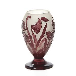 Emile Gallé Lille vase af lyst, matteret glas med overfang af lillarødt glas i form af blomster og blade. Sign. Gallé. H. 12,5.