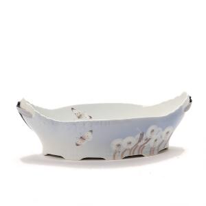 Jardiniere af porcelæn modelleret med guldsmede. BG. H. 14 cm. L. 41 cm.