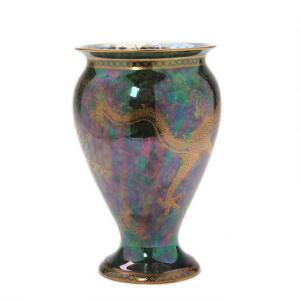 Wedgwood  vase af porcelæn, dekoreret i farver med drage. England, ca. 1920. H. 22 cm.