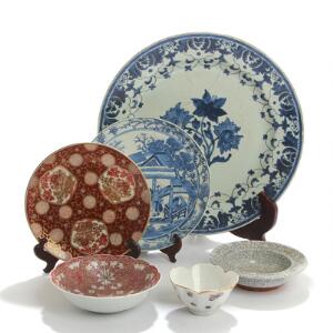 En samling orientalsk porcelæn, dekoreret i blåt, farver og krakeléglasur, bestående af fad, tallerkener og skåle. 19.-20. årh. Diam. 11-37. 6