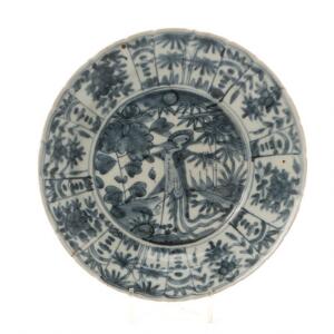 Swatow fad af porcelæn, dekoreret i underglasur blå. Kina 17. årh. Diam. 35 cm.