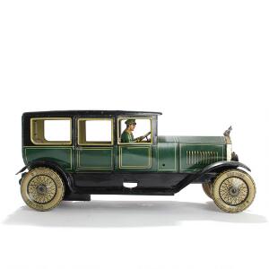 Mekanisk modelbil af lithograferet blik, i form af Limousine, indstillelige forhjul og chauffør. Udført hos Tipp  Co. Ca. 1928-1935. L. 41.