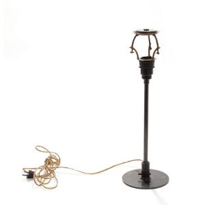Poul Henningsen PH-bordlampe med stel af bruneret messing, gennemgående afbryderknap, fatning af bakelit. H. inkl. montering 58,5.