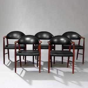 Kurt Olsen Et sæt på fem armstole af palisander. Sæde og ryg betrukket med sort skind. Model 223. 5