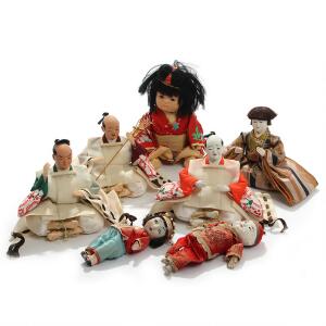 Syv japanske dukker af komposit, plastik og porcelæn i form af barnefigurer og figurer i japanske klædedragter. 20. årh. H. 14-19,5. 7