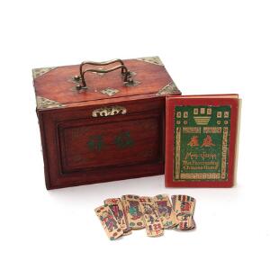 Kinesisk mahjong spil i kasse af træ med fem skuffer. 20. årh. H. 15,5 cm. B. 23,5 cm. D. 16 cm.