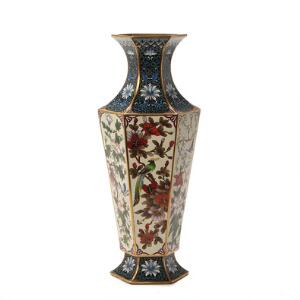 Sekssidet kinesisk cloisonne vase med blomster og fugle. 20. årh. H. 39 cm.