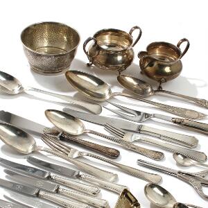 En samling diverse dele sølv og sterlingsølv, bestående af sukker- og flødesæt af, C.F. Heise, hammerslået skål, A. Dragsted m.m. 26