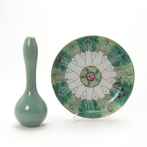 Kinesisk tallerken samt kalabasformet vase af porcelæn. 20. årh. H. 24 cm. Diam. 23 cm. 2
