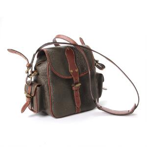 Mulberry Skuldertaske af brunt imiteret læder med sidelommer, spænder og brune læder besætninger. L. ca. 29 cm. H. ca. 20 cm.
